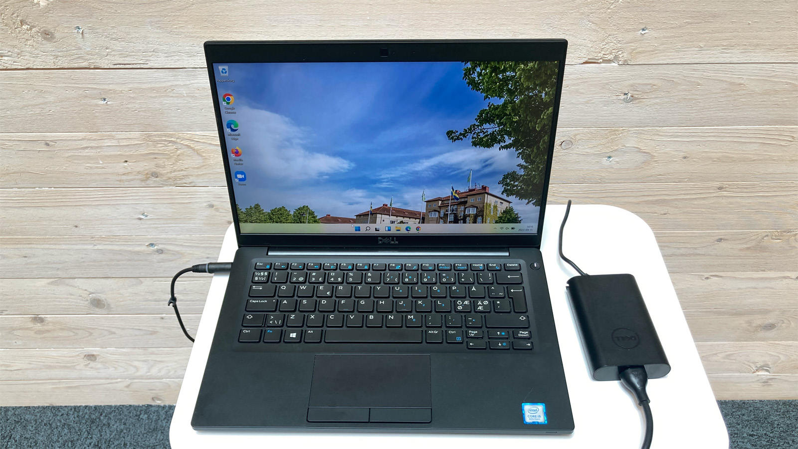 Laptop med elsladd på ett bord