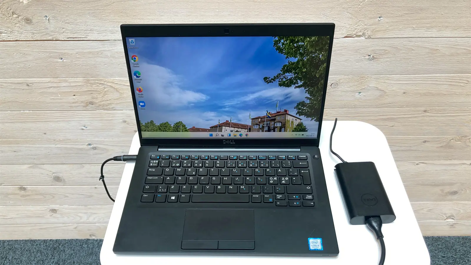 Laptop med elsladd på ett bord