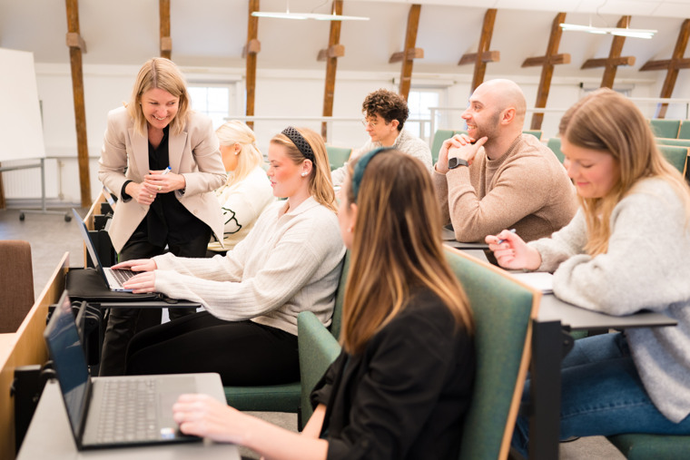 Ekonomstudenter på föreläsning