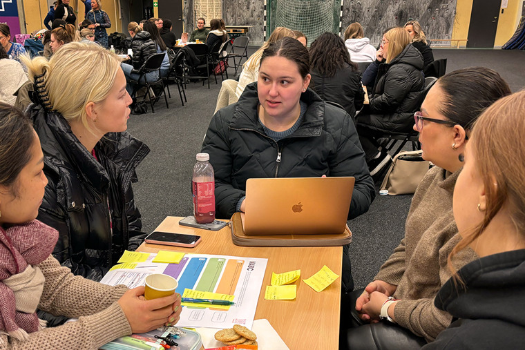 Deltagare i innovationsutbildning samtalar