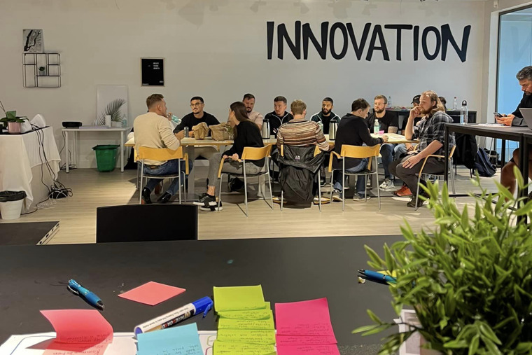 Deltagare i innovationsutbildning i workshop
