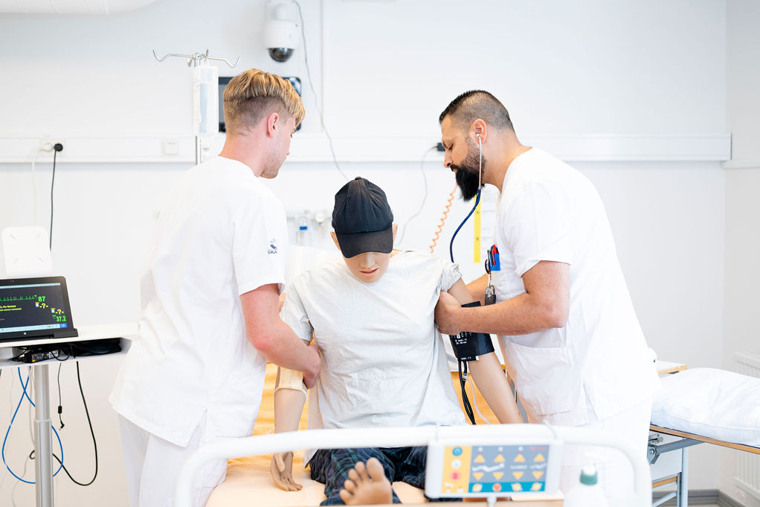 Sjuksköterskestudenter i simuleringsrum