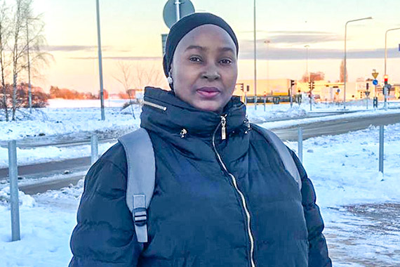 Aisha Sanni, utomhus med sn&ouml; p&aring; marken.