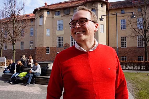 Bj&ouml;rn Johansson, utanf&ouml;r hus 14 p&aring; h&ouml;gskolans campus