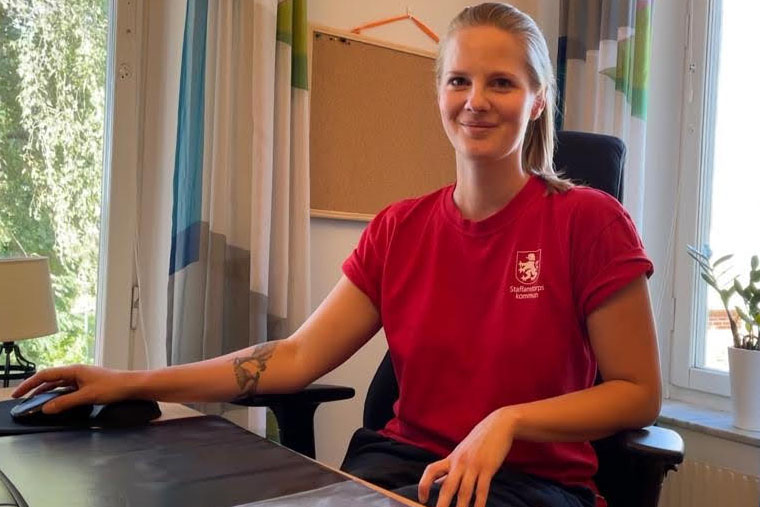 Camilla vid skrivbord