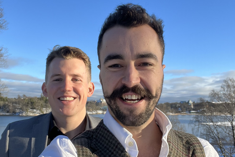 John och Karsten ler in i kameran en fin vinterdag med blå himmel och en stilla sjö bakom sig