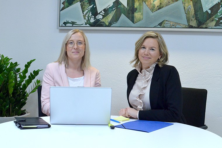 Anna och Maria vid en dator.