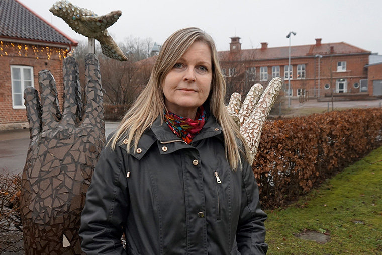 Moana står utomhus och tittar in i kameran