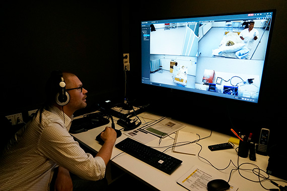 P&aring; sk&auml;rmarna kan Stefan Lundh och de andra l&auml;rarna sitta i rummet intill se hur studenten agerar vid sjuks&auml;ngen. 