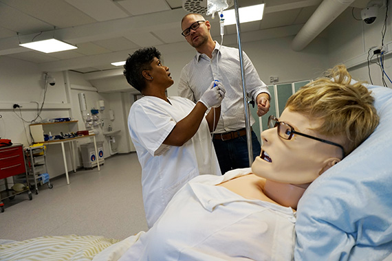 Sjuksk&ouml;terskestudenten Jenny Lindkvist i simuleringsrummet
