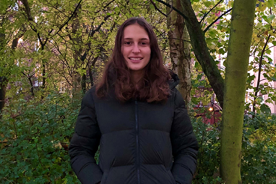 Maja Knezevic ler mot kameran