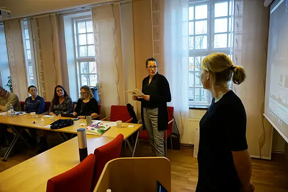 Caroline Cronvall och Martina Andersson presenterar sitt arbete