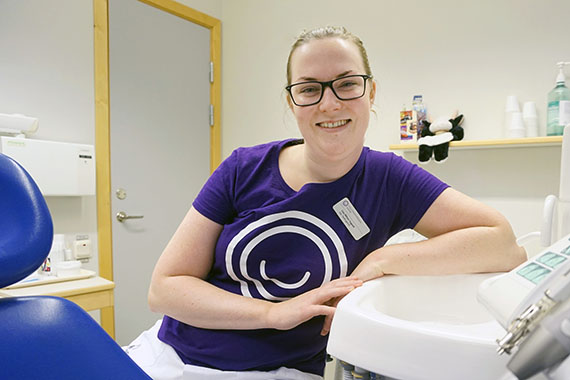 LIsa arbetar som tandhygienist