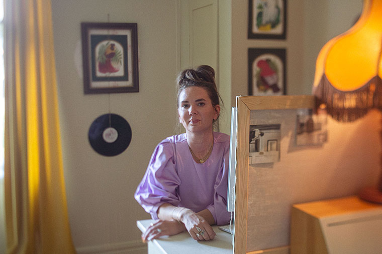 Therese Banström sitter vid skrivbord och tittar in i kameran.