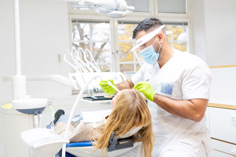 Tandhygienist med patient i kliniken