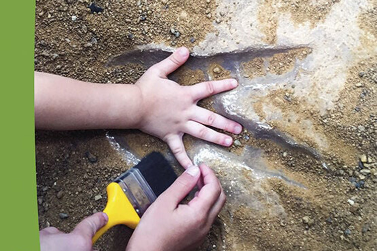 Två händer i en sandlåda