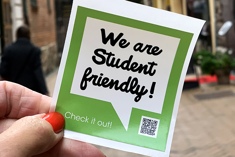 Klisterdekal med texten "We are student friendly"