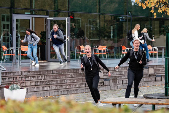 Studenter springer på campus