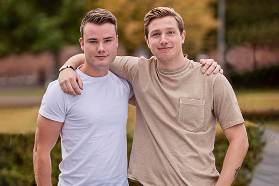 Philip och Tim Hide and seek