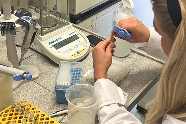 Moa Hansell p&aring; CSIR:s labb d&auml;r de fick tid att hj&auml;lpa till med lite annat n&auml;r de hade tid &ouml;ver.