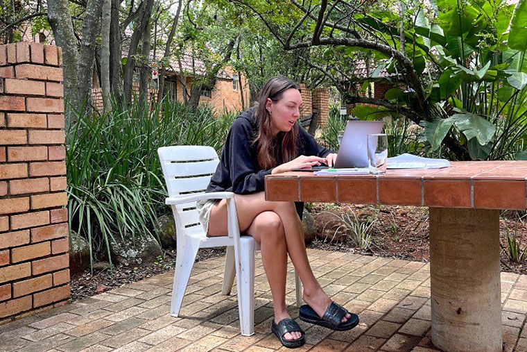 Matilda Johansson Melker skriver p&aring; examensarbetet vid boendets uteplats.