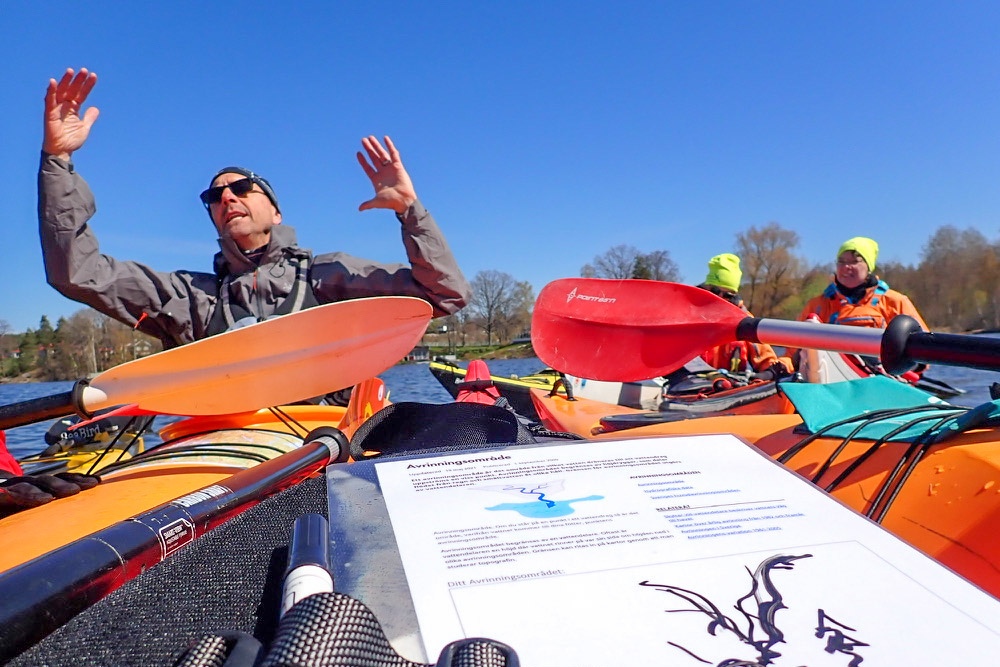 Tom Beery paddlar kajak under kursen i maj.