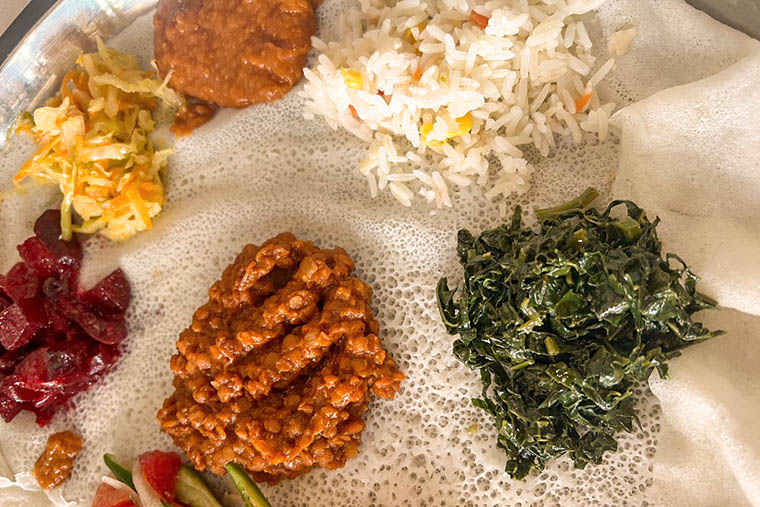 Injera &auml;r ett slags pannkaksbr&ouml;d fr&aring;n &rdquo;surdeg&rdquo; som man &auml;ter f&ouml;r hand med olika vegetariska grytor.