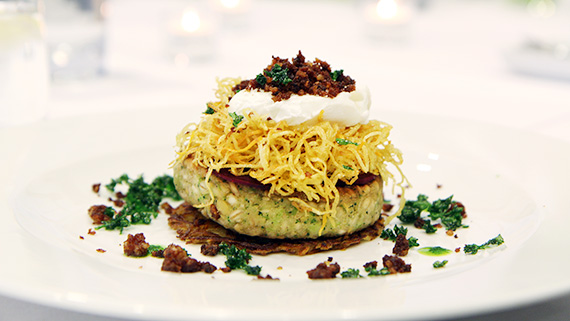 Grön bön- och grynburgare med broccoli på potatis- och sötpotatisråraka med pocherat ägg, friterade isterband, friterad persilja och persiljeolja. Serverad med myntasås med lime. 