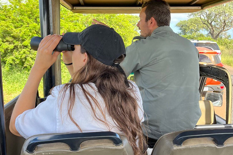Matilda Johansson Melker fotar under safarin i Krugerparken.
