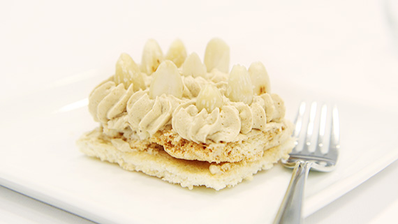 Succétårta på mandelmarängbotten med moccakräm.