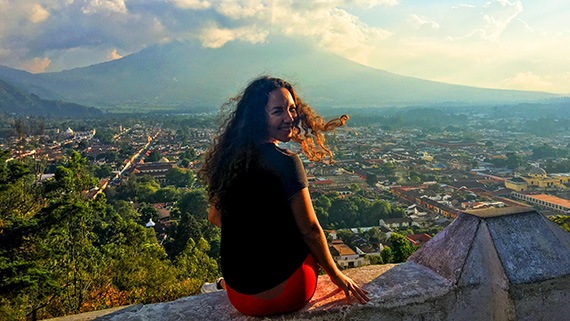 Fr&aring;n utsiktsplatsen i Antigua ser man b&aring;de &ouml;ver staden och vulkanerna.