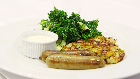 Rårakor av potatis, rotselleri och purjolök. En rå grönkålssallad med röda äpplen och vinägrett av senap, kapris och schalottenlök. En kall sås med senap och gräslök i crème fraiche. Korv av fläskkött och linser, grönsaker, kålrot, morot och gröna ärtor, kryddad med nässelpulver.