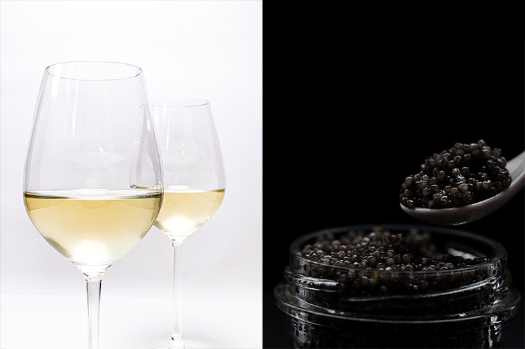 Vitt vin och svart kaviar.