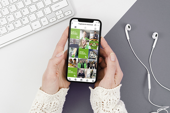 Hand med mobiltelefon som visar Högskolan Kristianstads instagramflöde.