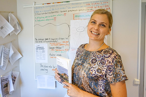 Blomsterbilderna som sitter p&aring; Lisa K&auml;llstr&ouml;ms anslagstavla hj&auml;lpte deltagarna i fokusgrupperna att f&aring; i g&aring;ng diskussionen om deras bostadsort och dess tillg&aring;ngar.