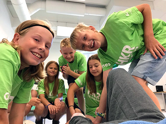 Barn i gr&ouml;na tr&ouml;jor.