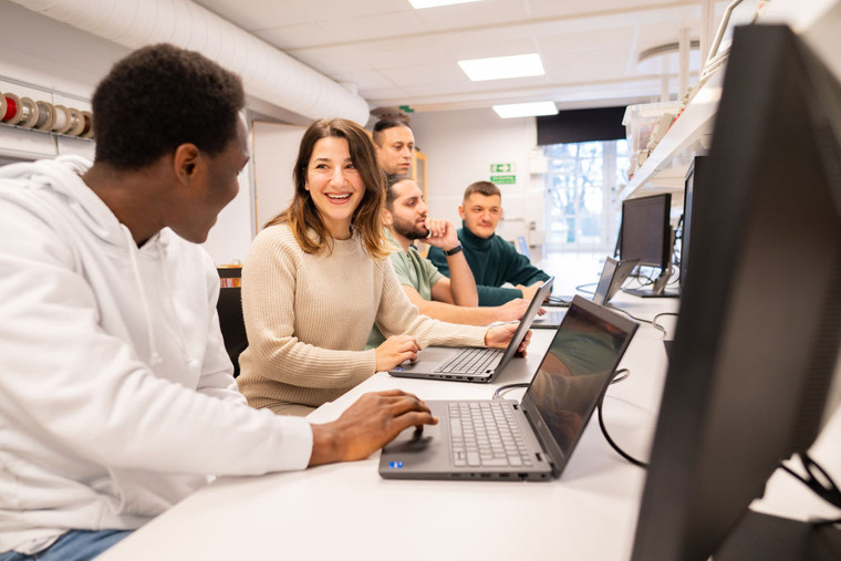 Datastudenter i labbsal