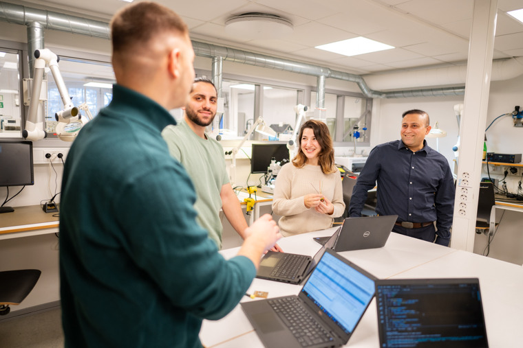 Studenter i samtal i labbmiljö