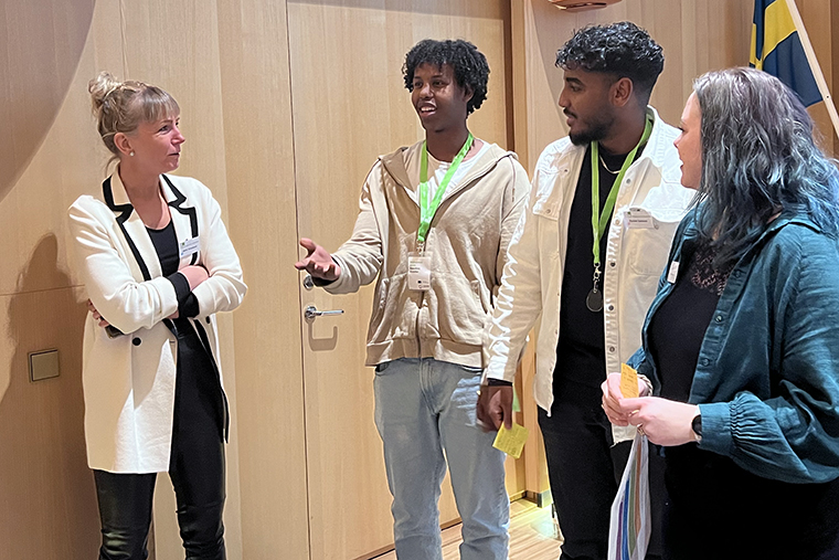 Fyra personer samtalar.