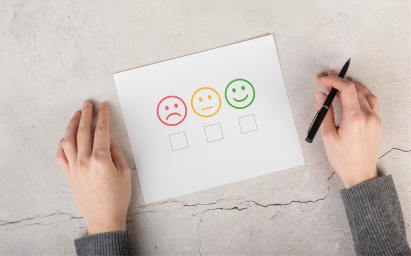 skala med glad, neutral och ledsen gubbe