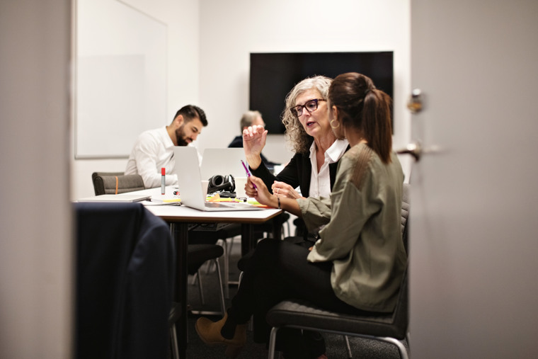 Medarbetare i samtal i konferensrum