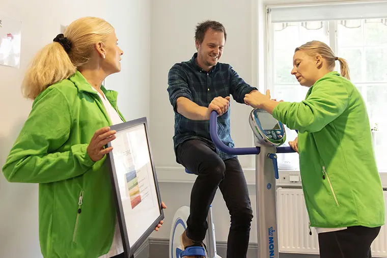 Man på motionscykel.