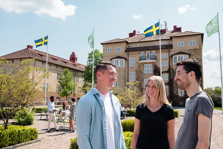 Studenter utomhus på Högskolan Kristianstads campus.