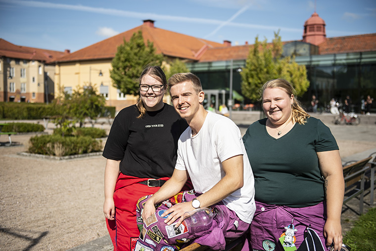 Tre studenter från studentkåren ute på campus.