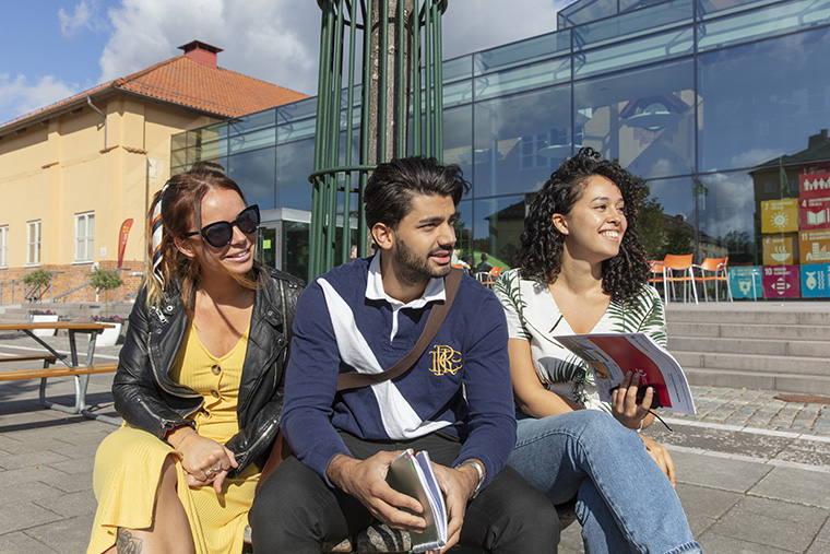 Studenter vid glashuset på campus.