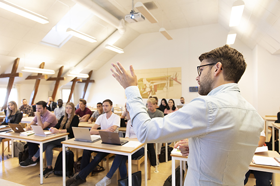 Lärare föreläser i ett klassrum