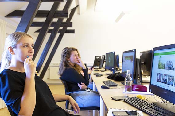 Studenter framför datorer