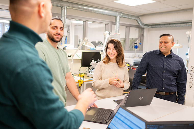 Fyra personer vid datorer.