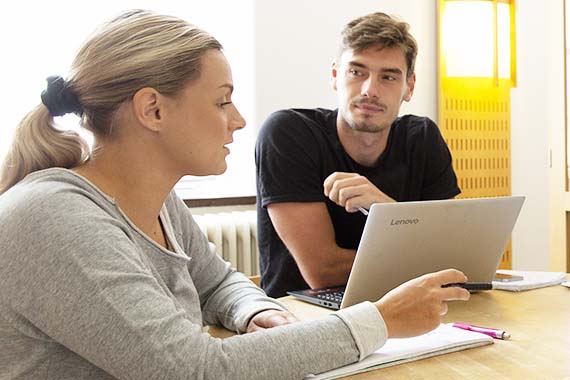 Två studenter samtalar