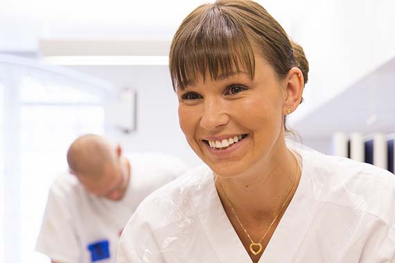 Närbild på leende sjuksköterska